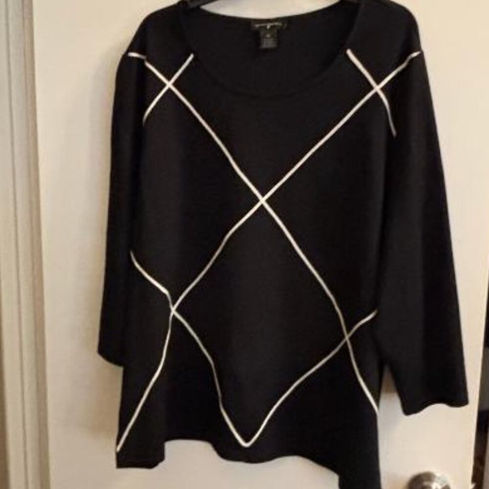 Investments II Knit Top White Piping Pattern 3/4 Sleeve 2X  Features a rounded n